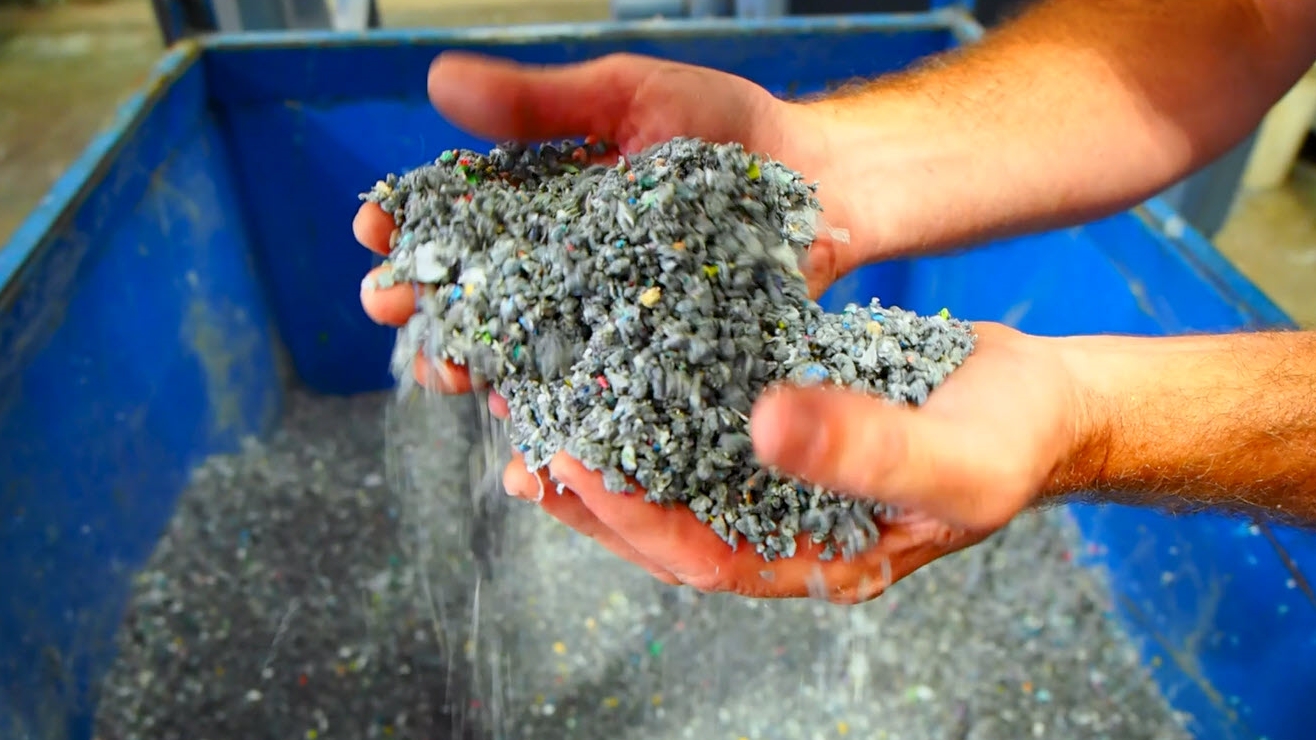 Round II bar video still- hands