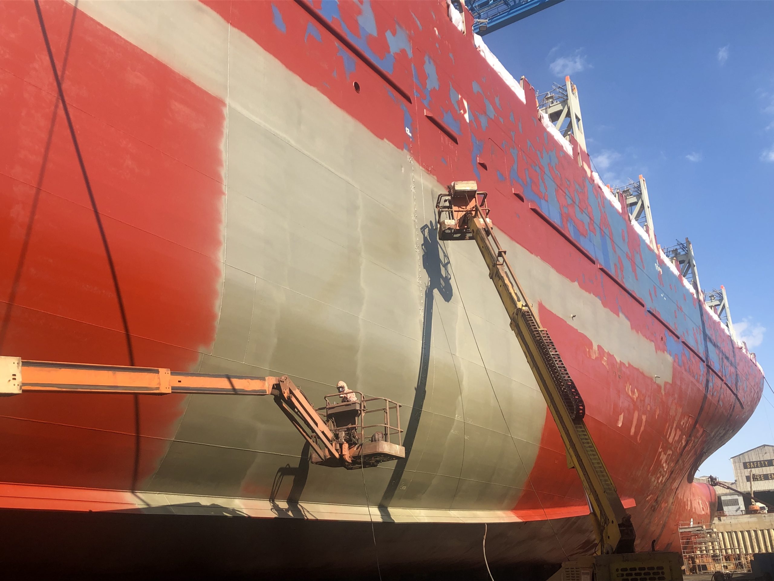 pix-Talgas-Talnode-being-applied-to-the-hull-of-the-container-ship-Algarrabo