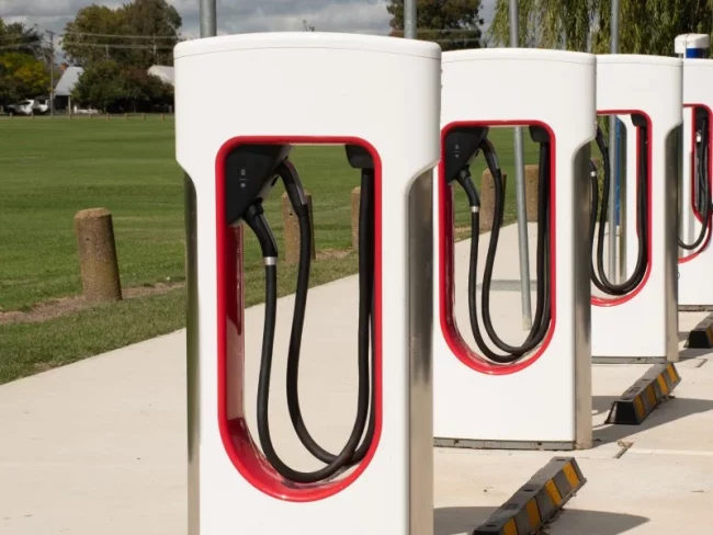 Charging-EV-station-shutterstock_1958531692-800×600-1.jpg