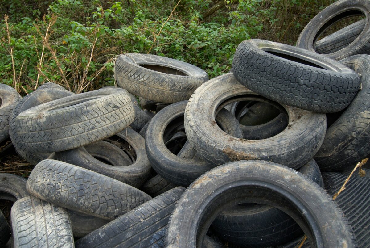 dumped-tyres-2_2279044-scaled
